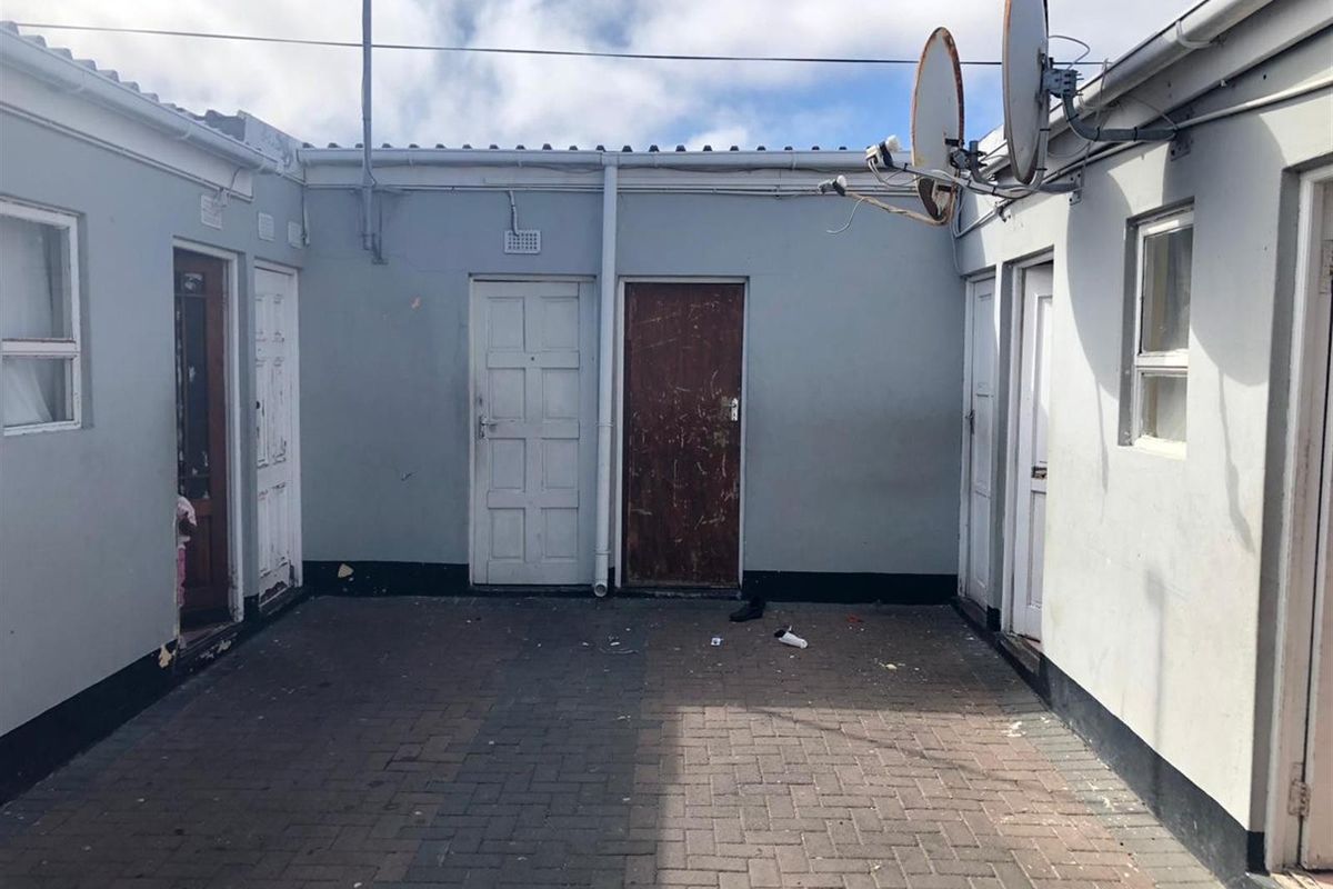 3 bed house with 7 room separate flat in Brooklyn in Milnerton - Photo 2