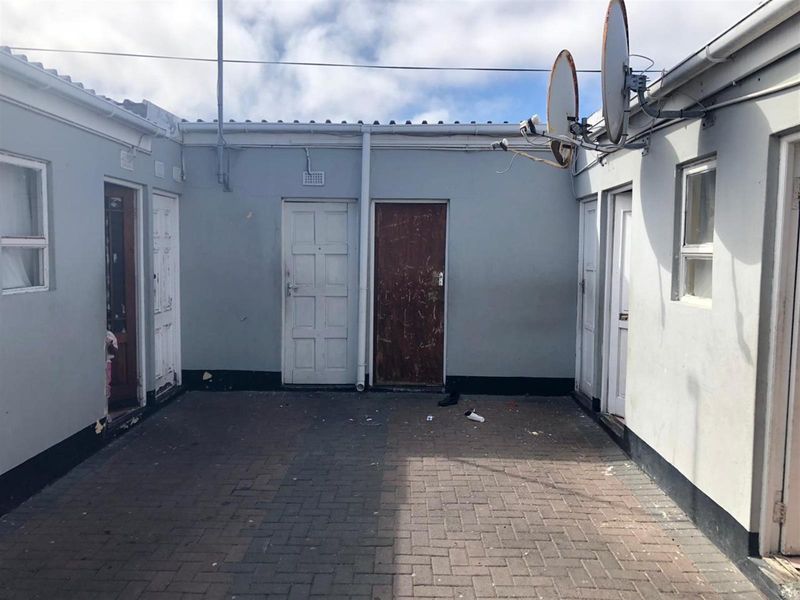 3 bed house with 7 room separate flat in Brooklyn in Milnerton - Photo 2