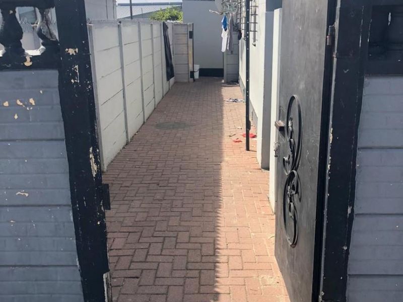 3 bed house with 7 room separate flat in Brooklyn in Milnerton - Photo 9