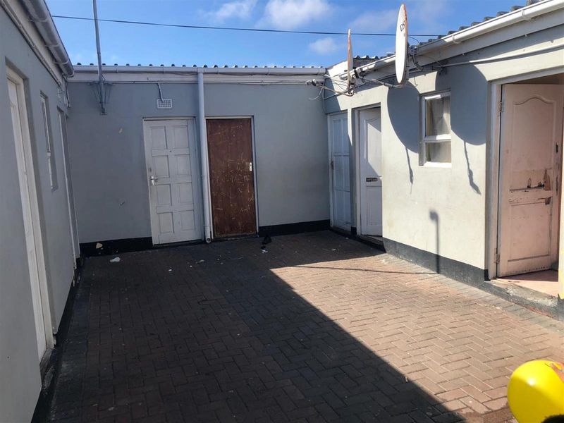 3 bed house with 7 room separate flat in Brooklyn in Milnerton - Photo 7