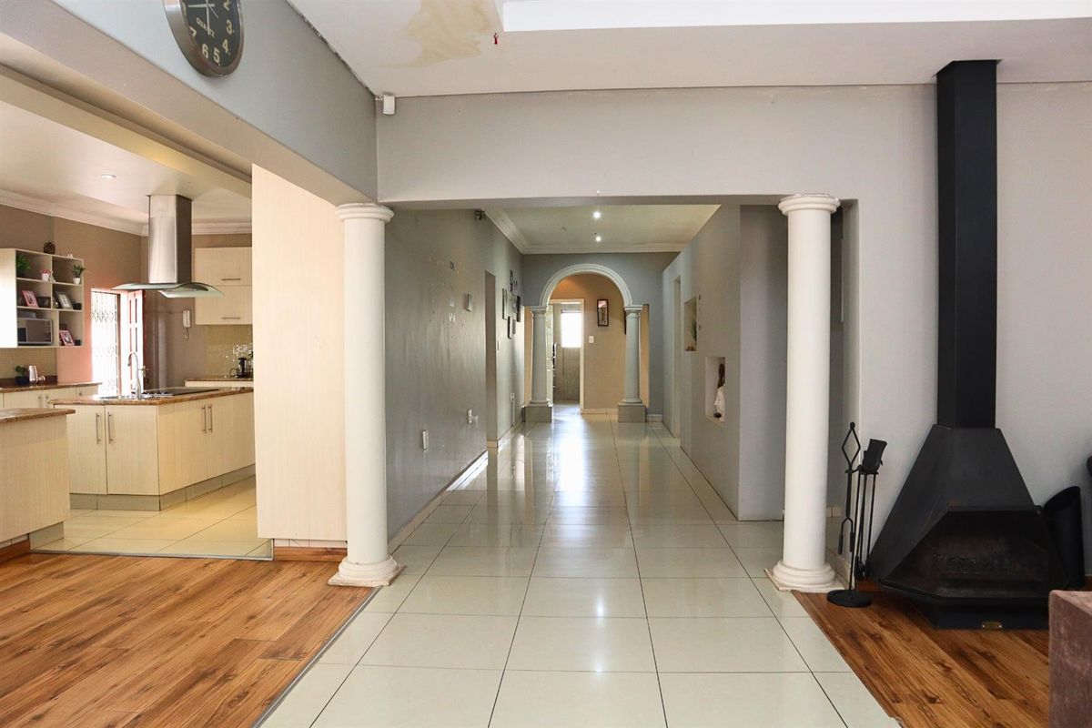 5 Bedroom House For Sale in Florida, Roodepoort - Photo 2