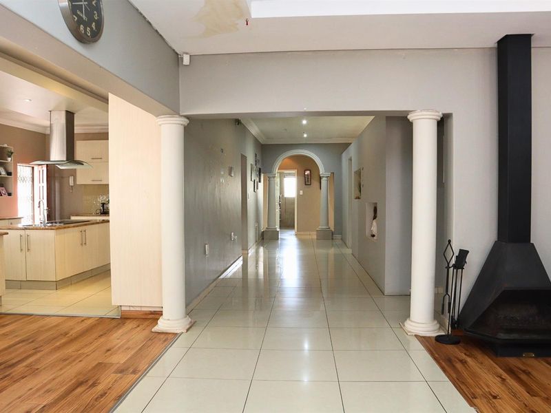 5 Bedroom House For Sale in Florida, Roodepoort - Photo 2