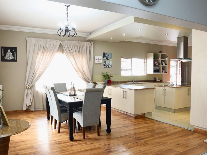 5 Bedroom House For Sale in Florida, Roodepoort - Photo 3