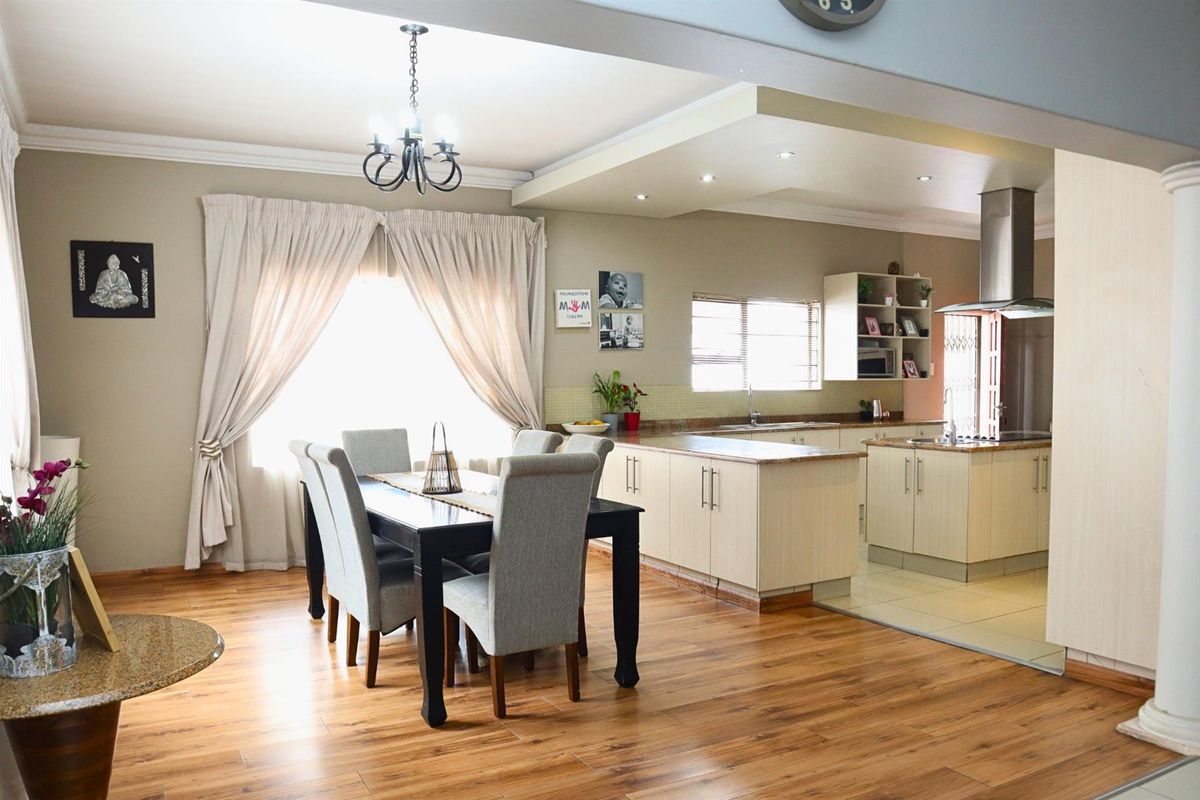 5 Bedroom House For Sale in Florida, Roodepoort - Photo 3