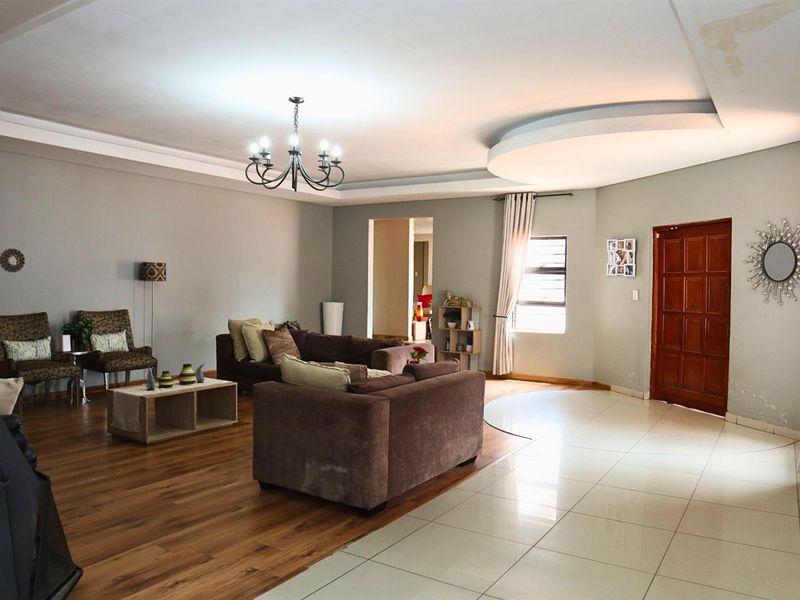 5 Bedroom House For Sale in Florida, Roodepoort - Photo 10