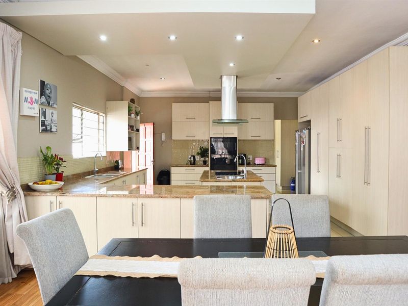 5 Bedroom House For Sale in Florida, Roodepoort - Photo 4