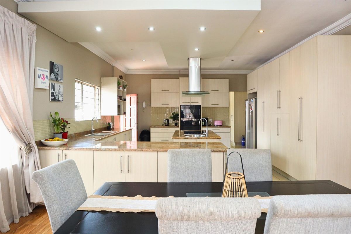 5 Bedroom House For Sale in Florida, Roodepoort - Photo 4