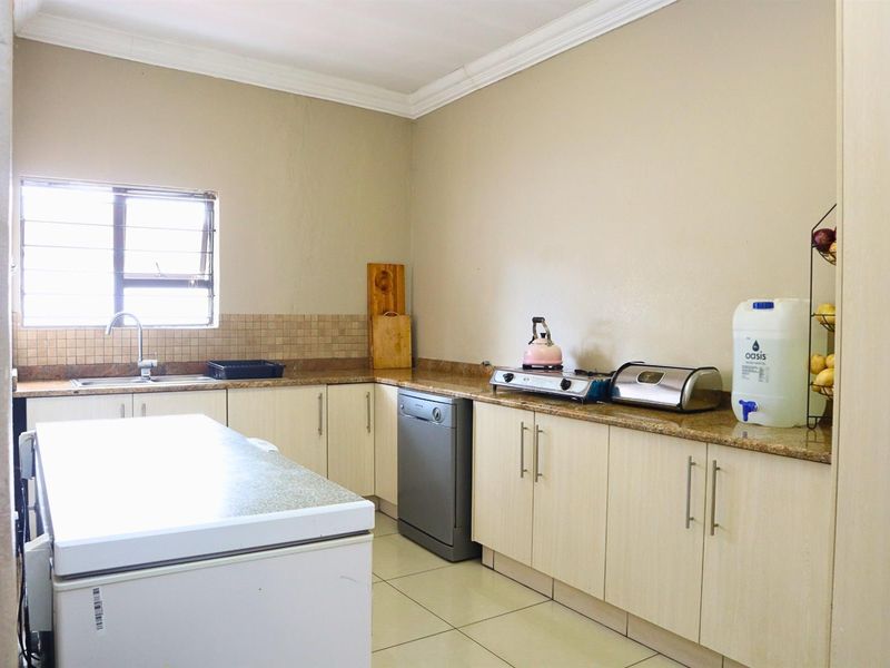 5 Bedroom House For Sale in Florida, Roodepoort - Photo 8