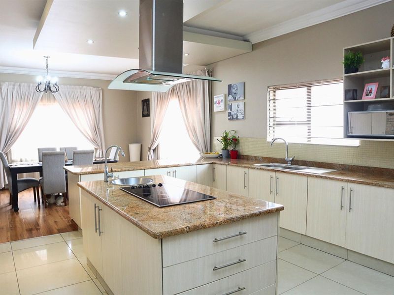 5 Bedroom House For Sale in Florida, Roodepoort - Photo 7