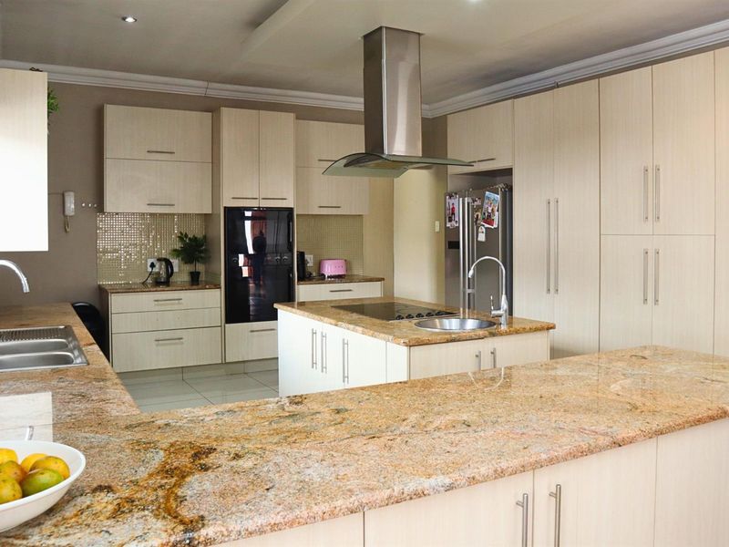 5 Bedroom House For Sale in Florida, Roodepoort - Photo 6