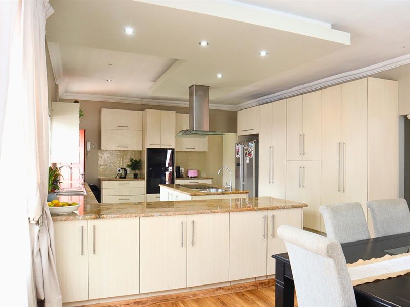 5 Bedroom House For Sale in Florida, Roodepoort - Photo 5