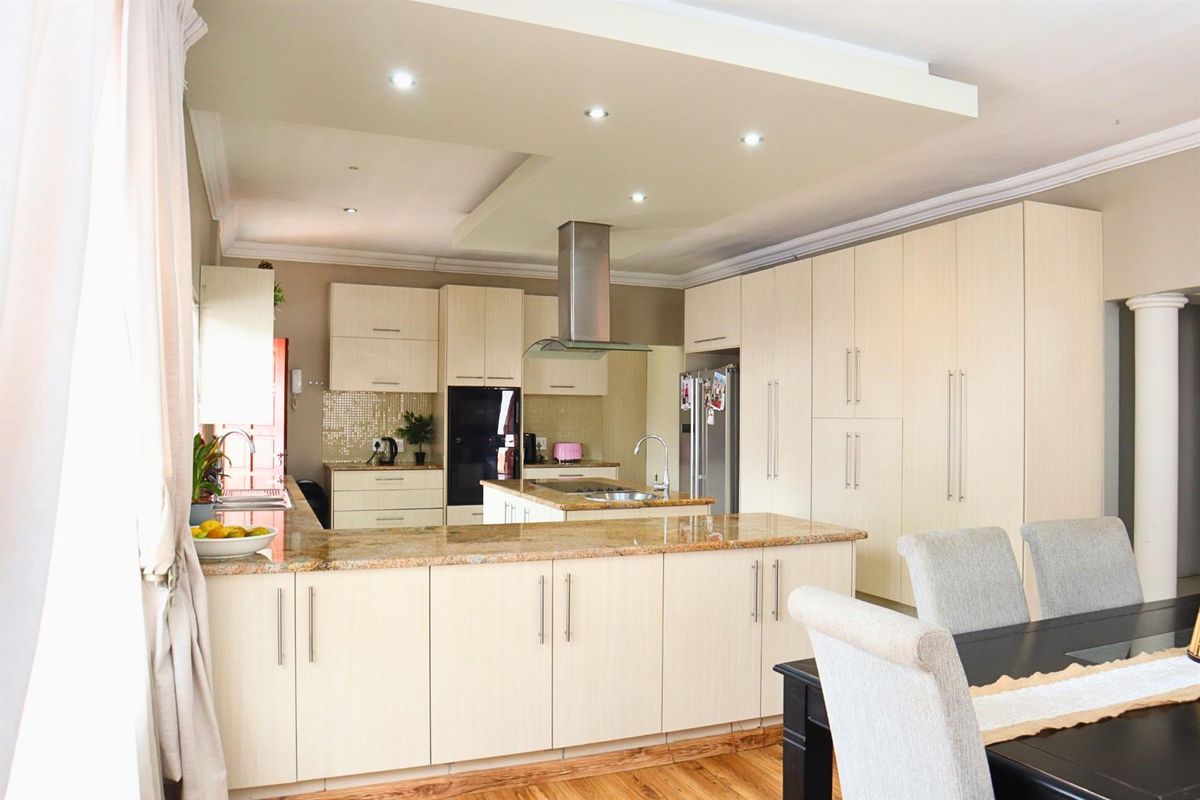 5 Bedroom House For Sale in Florida, Roodepoort - Photo 5