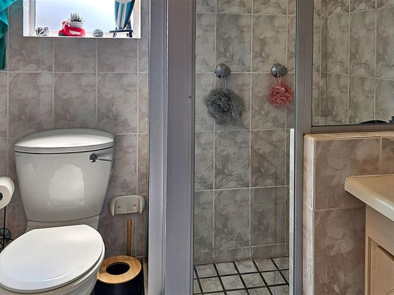 4 Bedroom, Spacious and Light Apartment - Photo 6