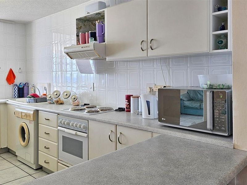 4 Bedroom, Spacious and Light Apartment - Photo 4