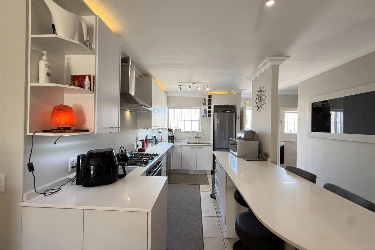 Modern 3 Bedroom Townhouse in a Secure Estate For Rent - Photo 3