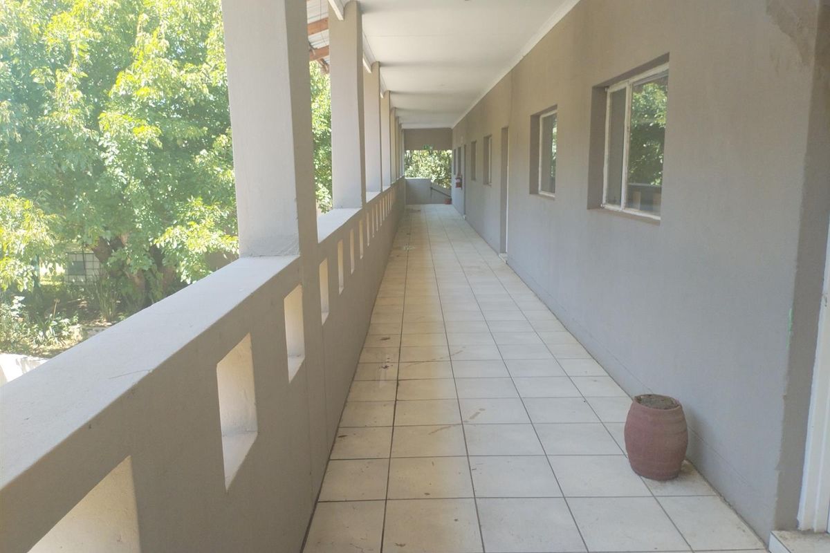 Private School/ Training Center property to let - Photo 2