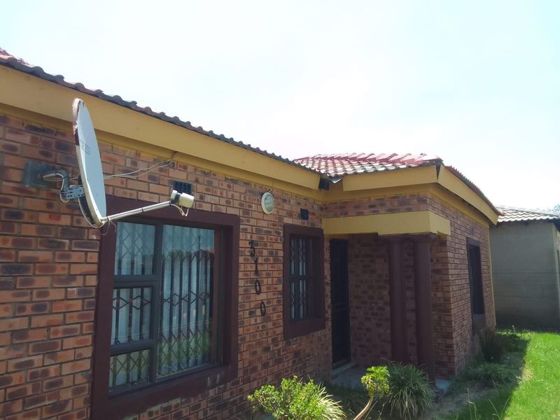 House For Sale in Osizweni, Newcastle, KwaZulu Natal - Photo 1
