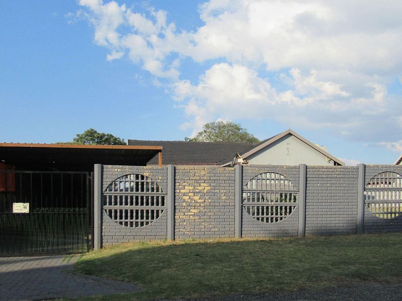 House For Sale in Witpoortjie, Roodepoort - Photo 3