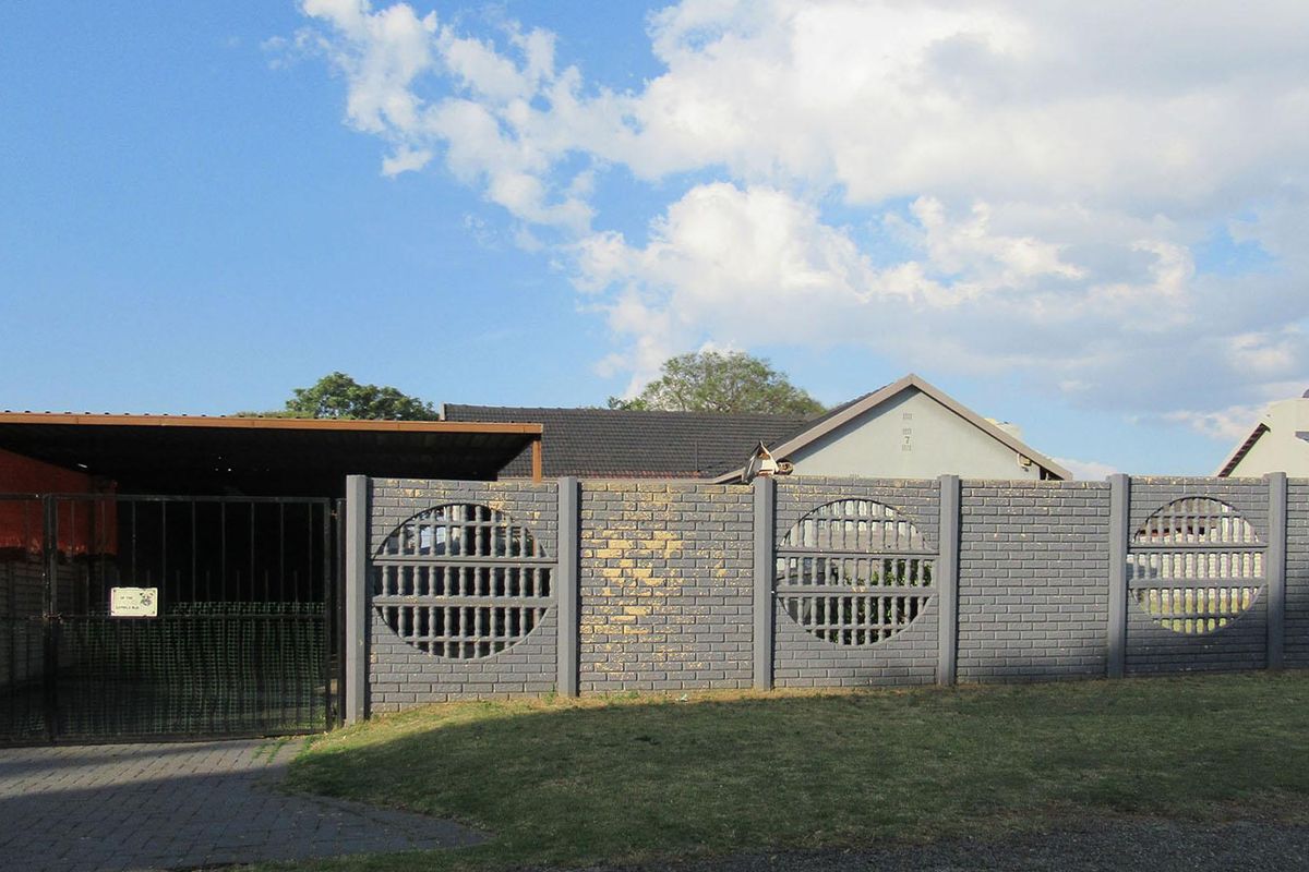 House For Sale in Witpoortjie, Roodepoort - Photo 3