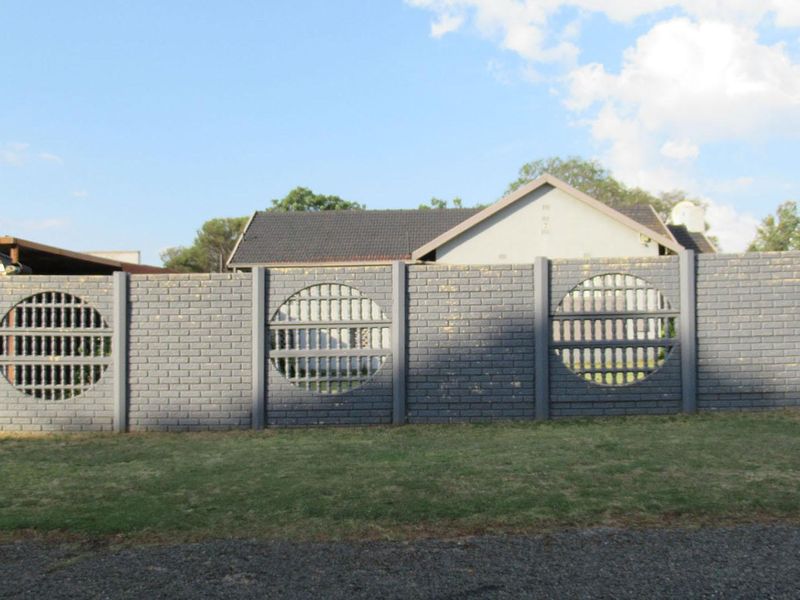 House For Sale in Witpoortjie, Roodepoort - Photo 2