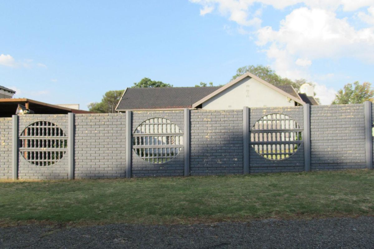 House For Sale in Witpoortjie, Roodepoort - Photo 2