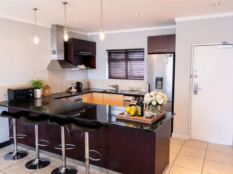 Airbnb Approved ICON Building Apartment | Walk to CTICC | Fully Furnished Investment | Foreshore - Photo 4