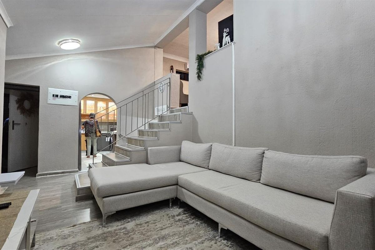 Exclusive Living in a Secure Mini-Sub - Where Style Meets Everyday Comfort - Photo 5