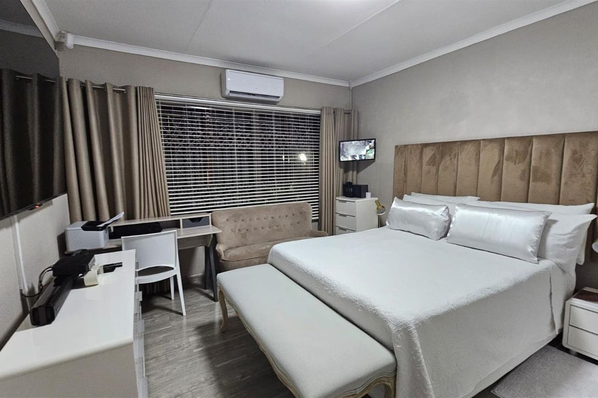 Exclusive Living in a Secure Mini-Sub - Where Style Meets Everyday Comfort - Photo 2