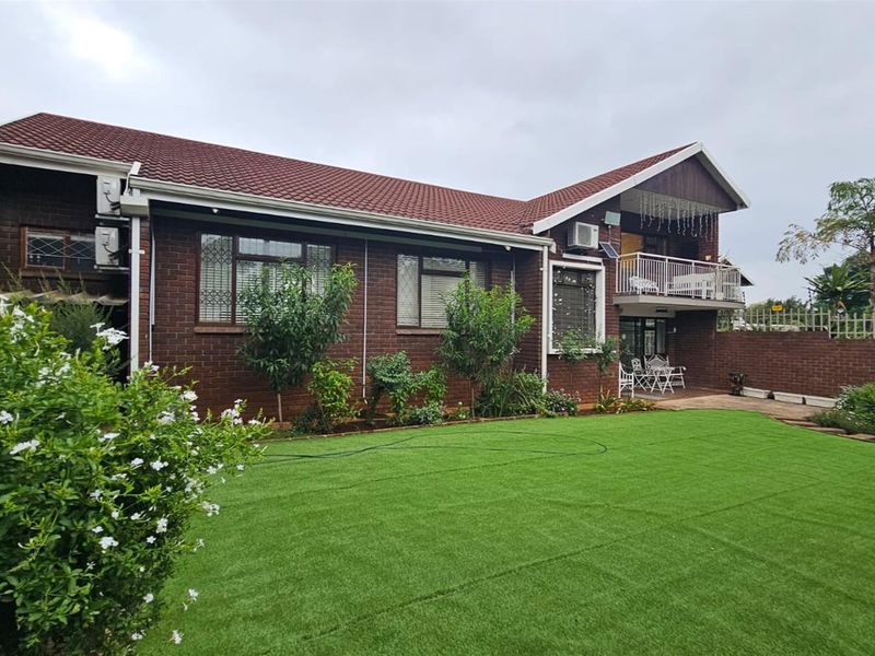 A Home of Distinction in a Secure Golf View Mini-Sub with Low Levies - Photo 1