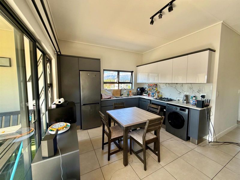 2-Bedroom Penthouse in The Huntsman Estate, Somerset West, Western Cape - Photo 2