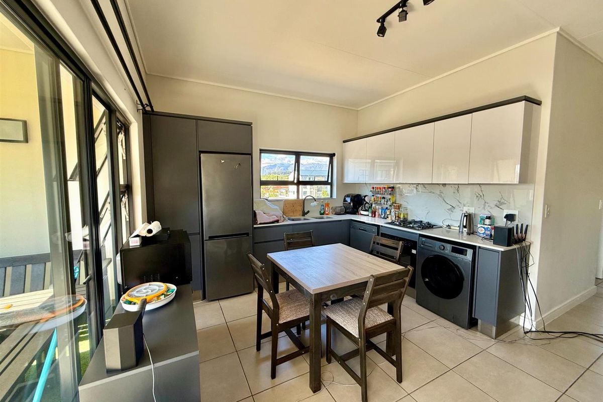 2-Bedroom Penthouse in The Huntsman Estate, Somerset West, Western Cape - Photo 2