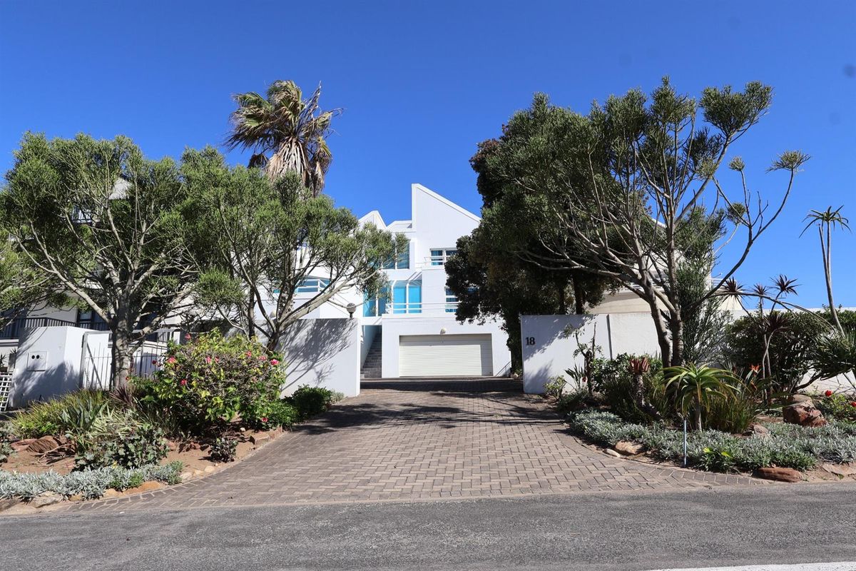 A Refined Five-Bedroom Marina Masterpiece - Photo 5