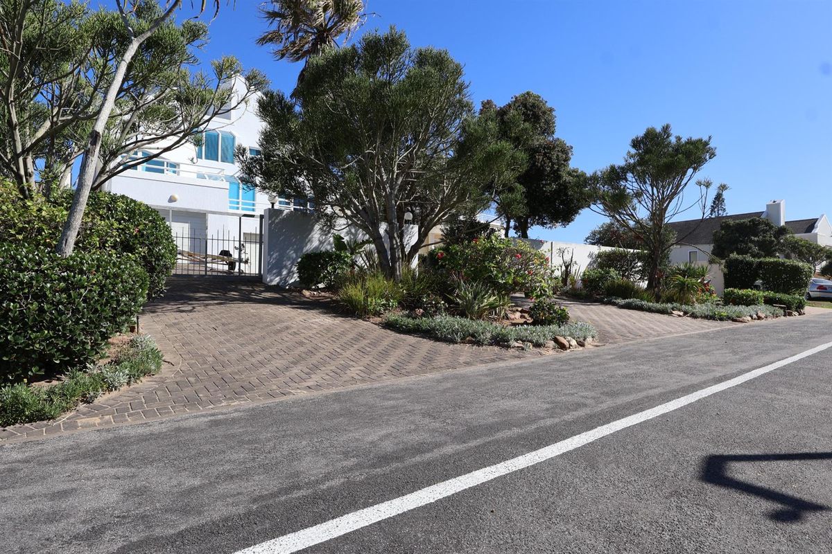 A Refined Five-Bedroom Marina Masterpiece - Photo 4
