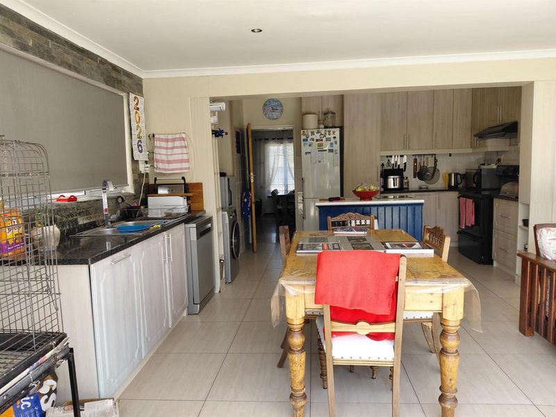 Spacious 3 Bedroom Home with Pool and Granny Flat Potential - Photo 3