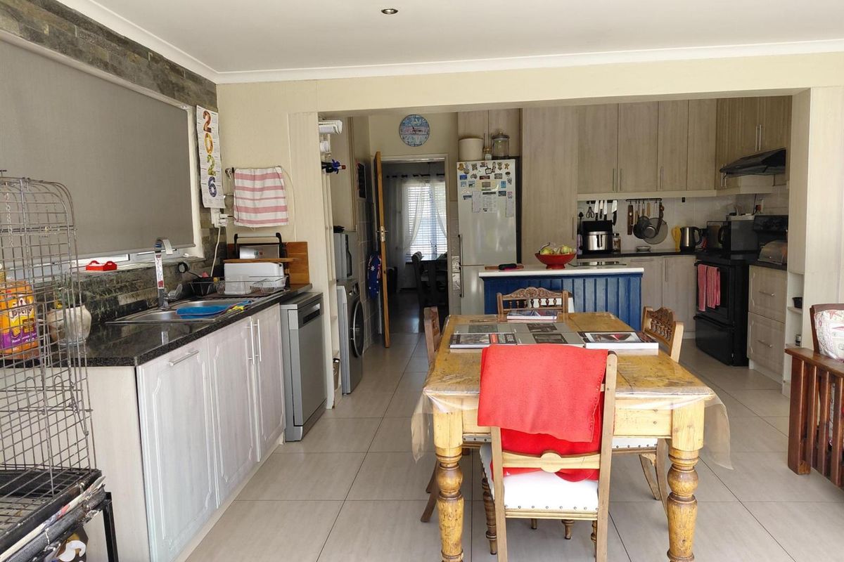 Spacious 3 Bedroom Home with Pool and Granny Flat Potential - Photo 3