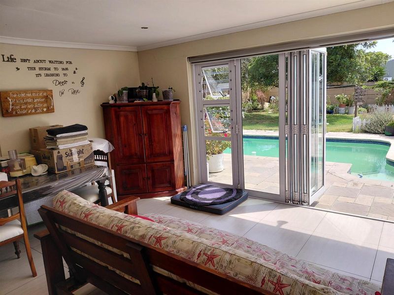 Spacious 3 Bedroom Home with Pool and Granny Flat Potential - Photo 8