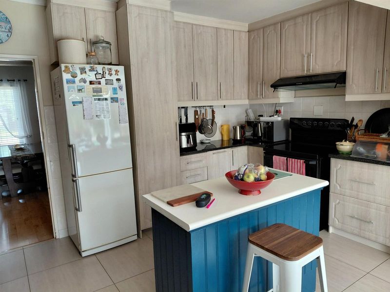 Spacious 3 Bedroom Home with Pool and Granny Flat Potential - Photo 2