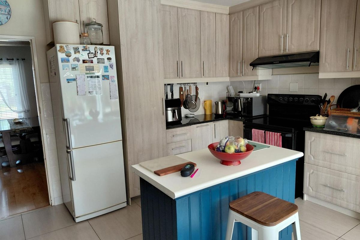 Spacious 3 Bedroom Home with Pool and Granny Flat Potential - Photo 2