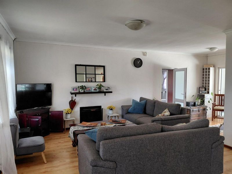 Spacious 3 Bedroom Home with Pool and Granny Flat Potential - Photo 4