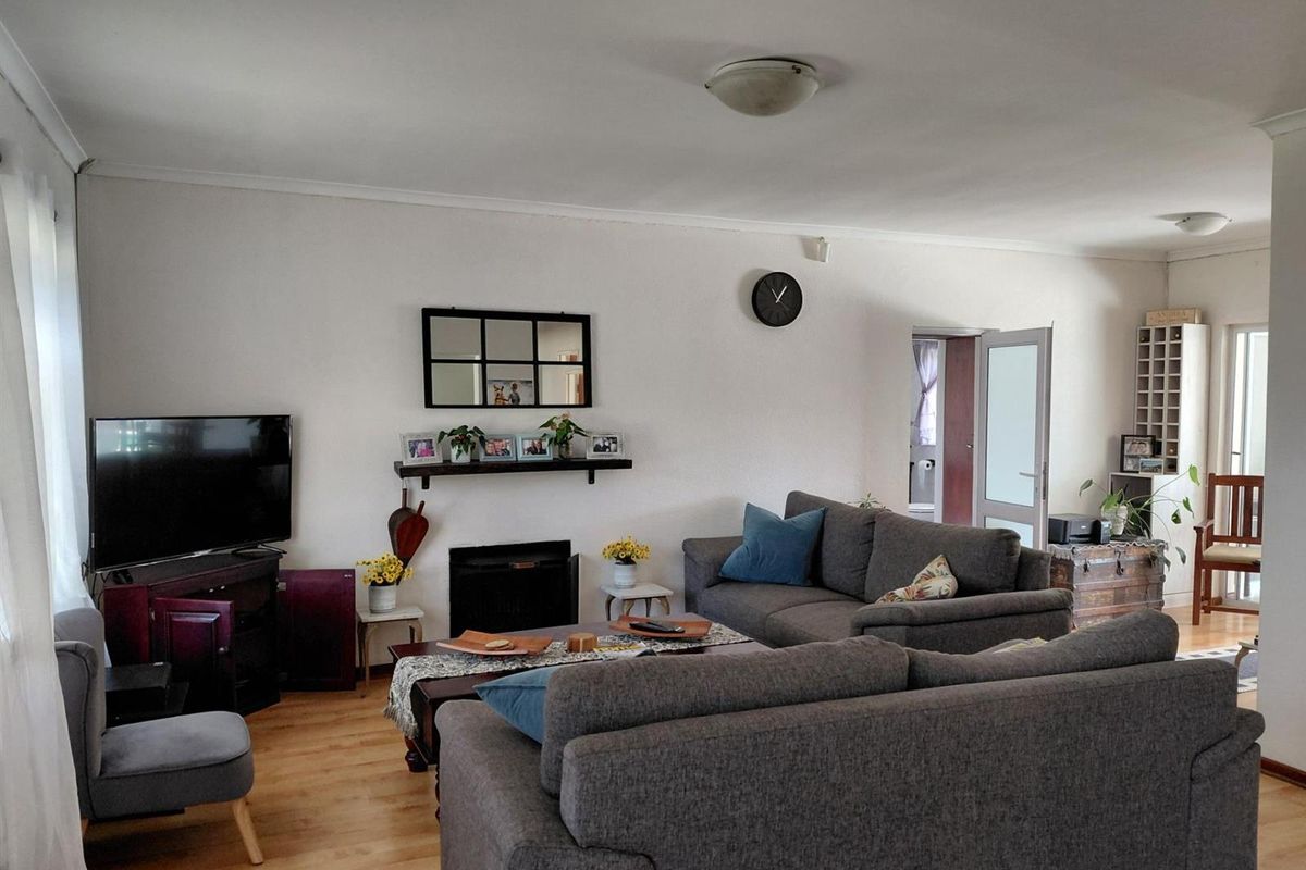 Spacious 3 Bedroom Home with Pool and Granny Flat Potential - Photo 4