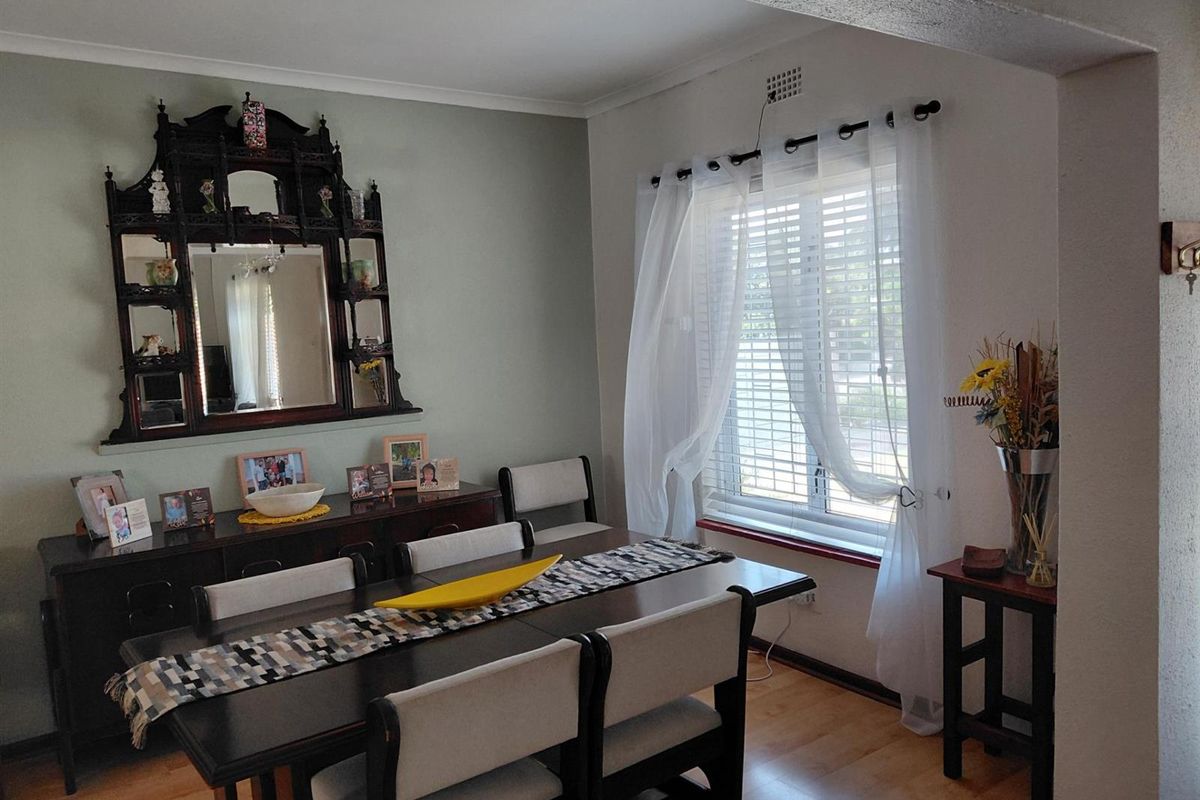 Spacious 3 Bedroom Home with Pool and Granny Flat Potential - Photo 5