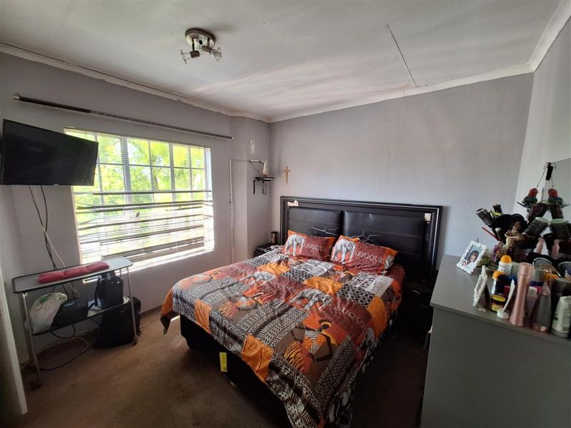 FIRST FLOOR TOWNHOUSE IN AN UPMARKET COMPLEX - Photo 8