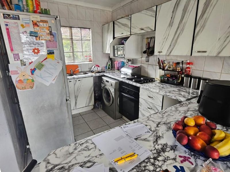 FIRST FLOOR TOWNHOUSE IN AN UPMARKET COMPLEX - Photo 7