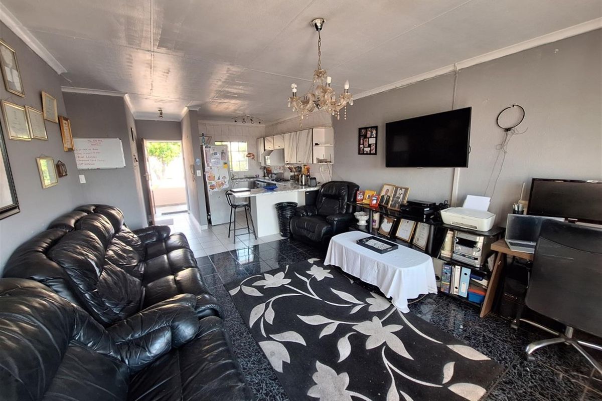 FIRST FLOOR TOWNHOUSE IN AN UPMARKET COMPLEX - Photo 4