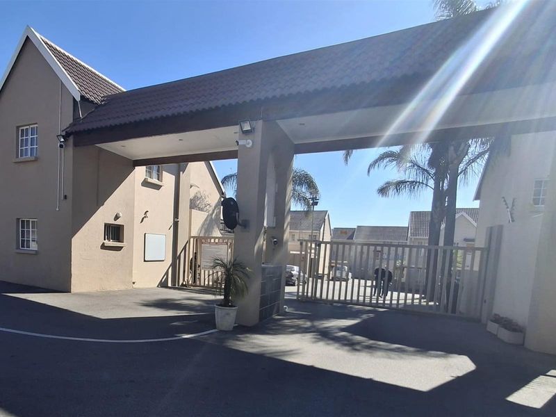 FIRST FLOOR TOWNHOUSE IN AN UPMARKET COMPLEX - Photo 2