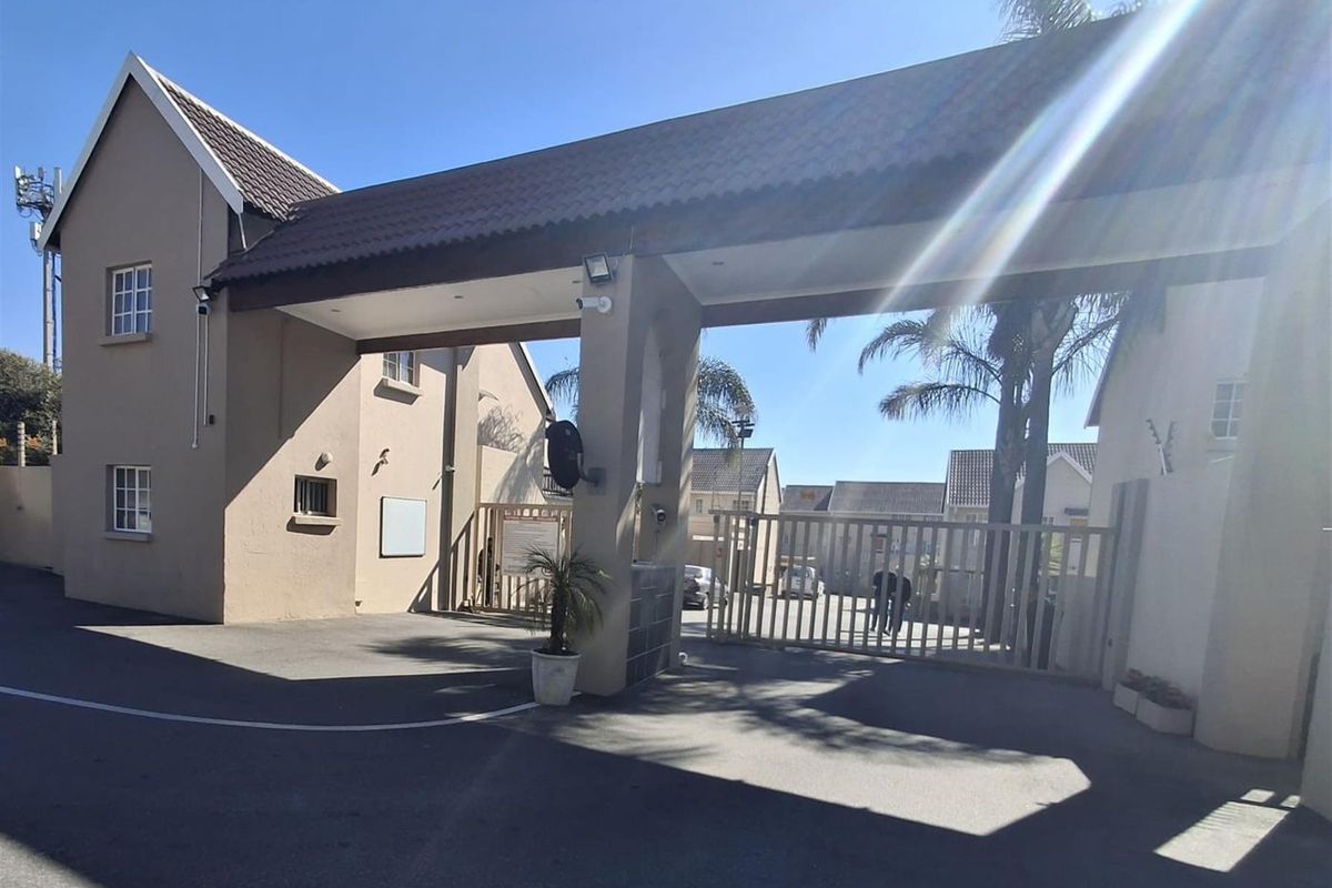 FIRST FLOOR TOWNHOUSE IN AN UPMARKET COMPLEX - Photo 2