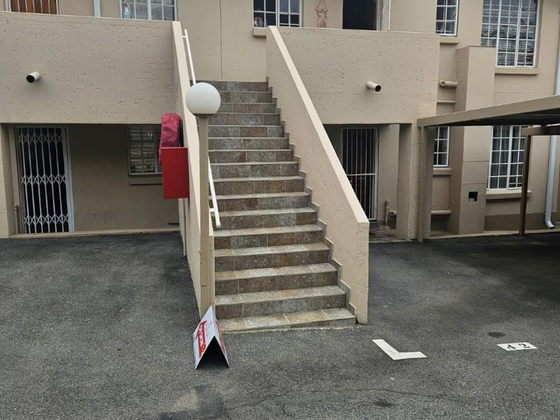 FIRST FLOOR TOWNHOUSE IN AN UPMARKET COMPLEX - Photo 3