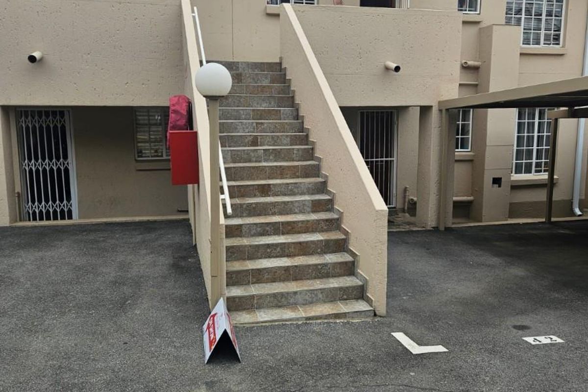 FIRST FLOOR TOWNHOUSE IN AN UPMARKET COMPLEX - Photo 3