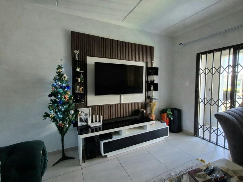 2 Bedroom Ground Floor Apartment For Sale in Carlswald, Midrand - Photo 7