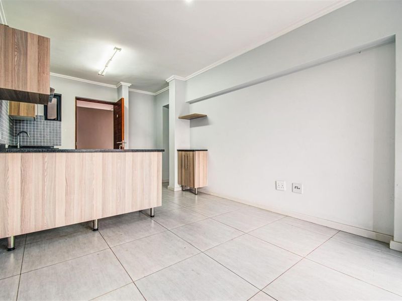 CUTEST ONE BEDROOM TOP FLOOR APARTMENT -THE CURVE - Photo 9